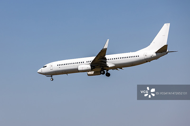天空中的白色客机图片素材