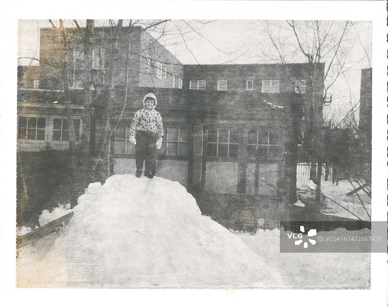 20世纪50年代至60年代儿童在雪地玩耍的复古家庭照片图片素材
