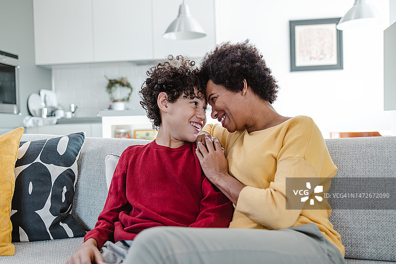 充满爱心的母亲在家陪伴儿子图片素材