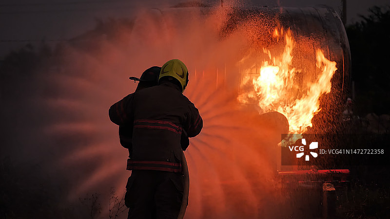 夜间消防演习图片素材