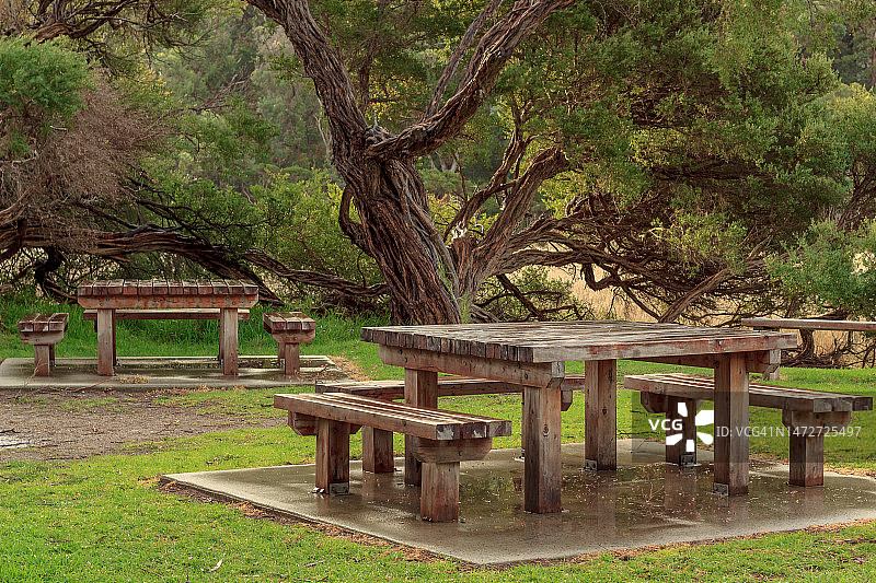 木桌和长凳图片素材