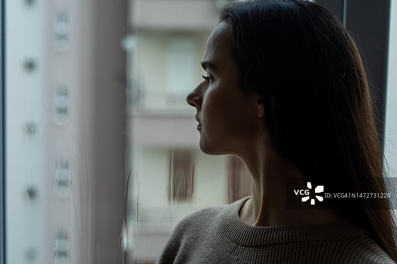 感到消极情绪的悲伤女人图片素材