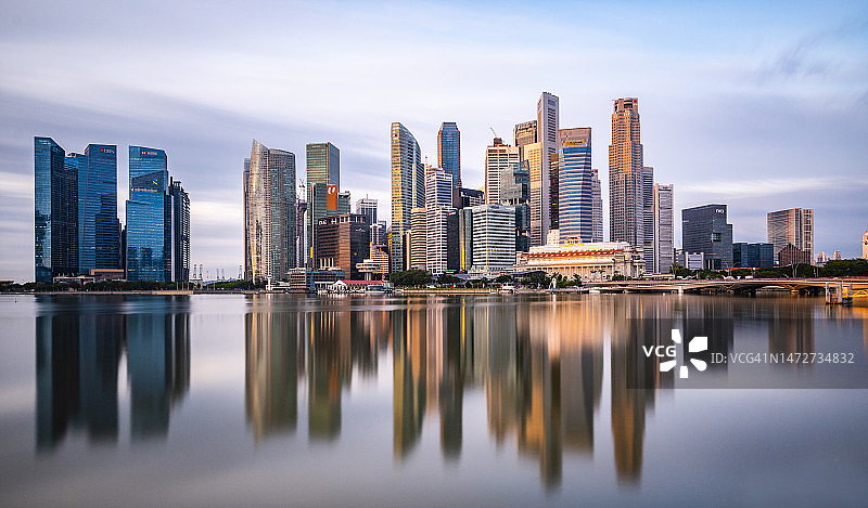 新加坡滨海湾暮色下的城市天际线图片素材