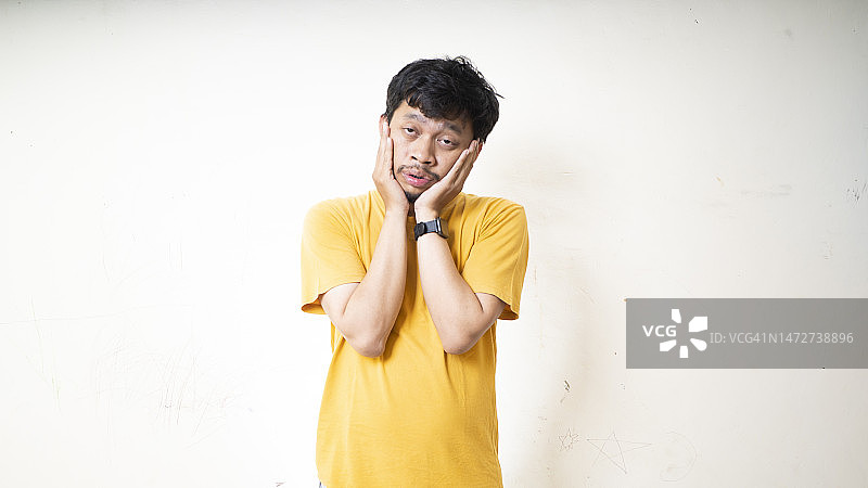 年轻男人头痛和胃痛图片素材