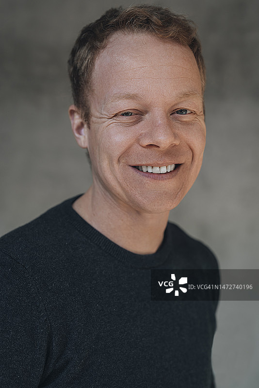 来自荷兰三十多岁的和蔼男人肖像图片素材