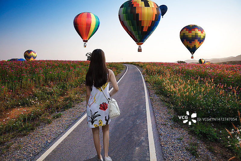 美丽亚洲女人观看气球图片素材