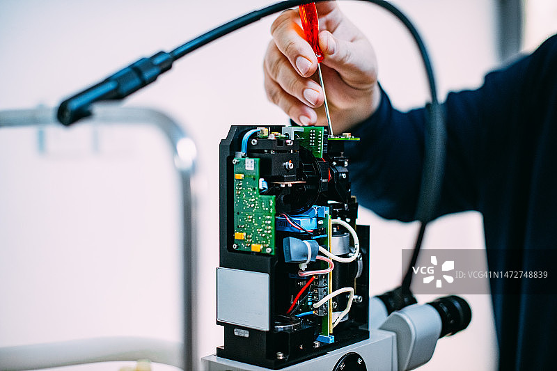 技术员正在维修眼科设备图片素材