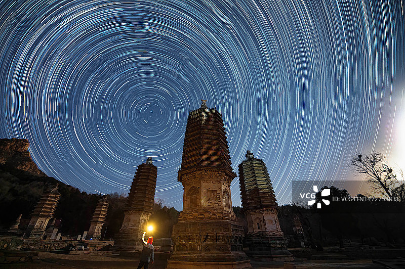 亚洲佛教宝塔和星轨银河宇宙景观图片素材