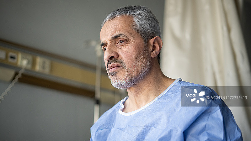 坐在医院病房里的年长男人肖像图片素材