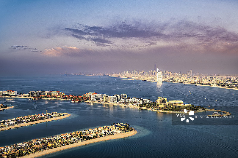 阿拉伯联合酋长国迪拜棕榈岛朱美拉及城市天际线背景航拍景观图片素材