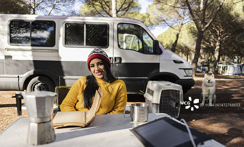 露营的女人和她的狗在读书图片素材