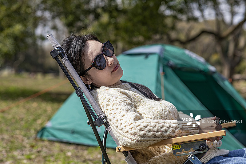 在露营地放松的年轻亚洲女性图片素材