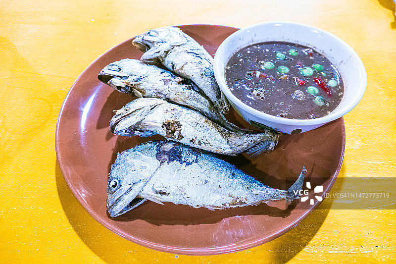 搭配鲭鱼的虾酱辣椒酱图片素材