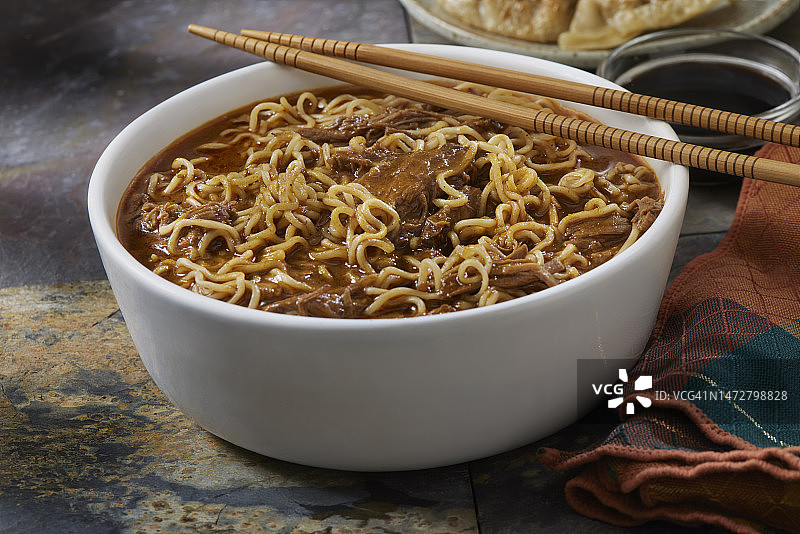 啤酒拉面配红烧牛肉图片素材