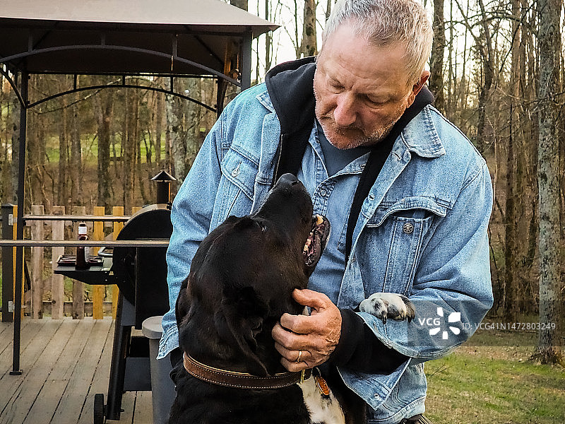 带着拉布拉多寻回犬混血犬的男人图片素材