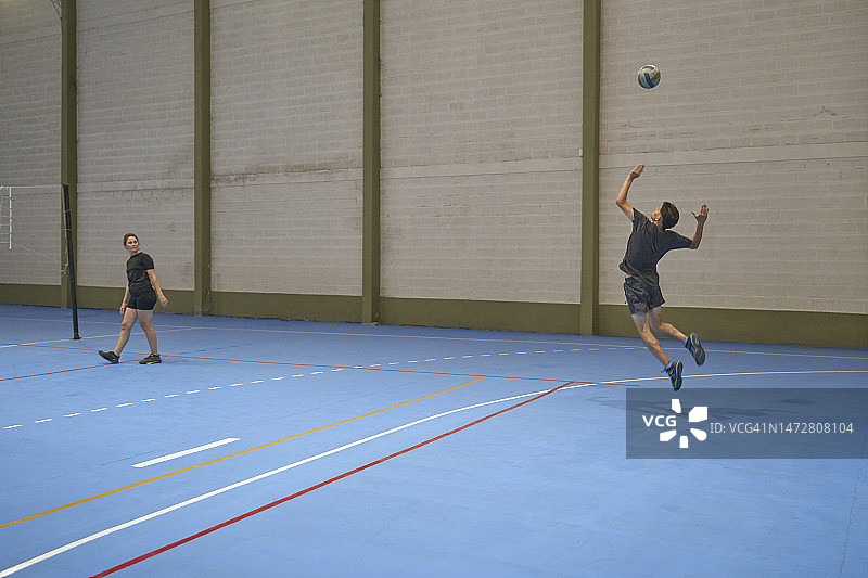男子排球运动员飞身扣球图片素材