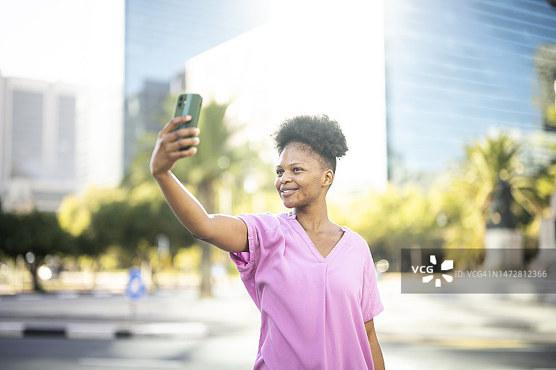 清晨在城市散步时自拍的女性图片素材