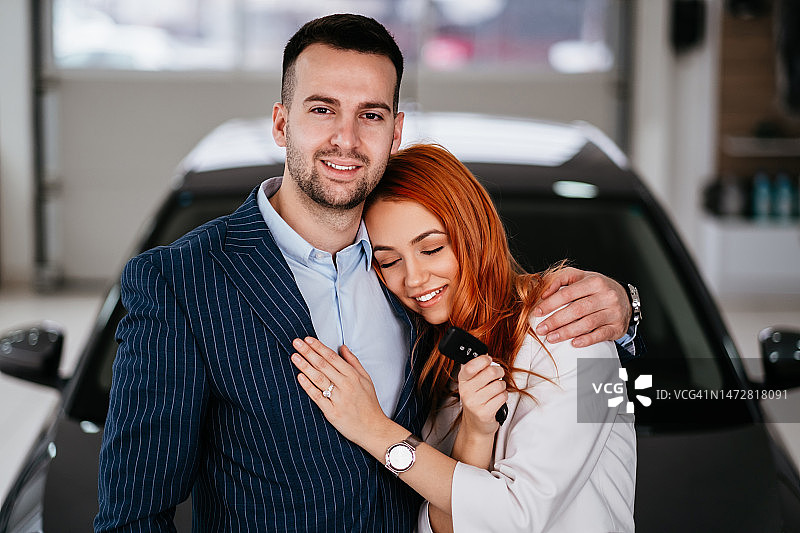 年轻夫妇在汽车展厅图片素材