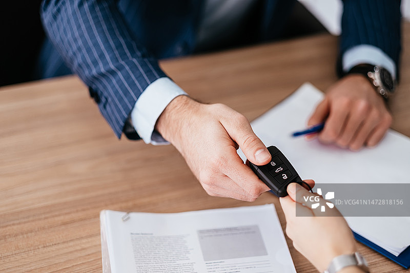 在汽车展厅成功交易！图片素材