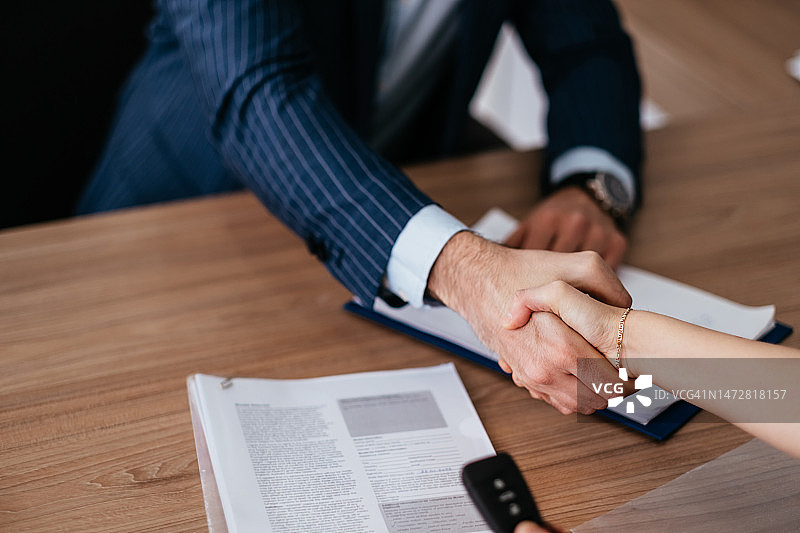 在汽车展厅成功交易！图片素材