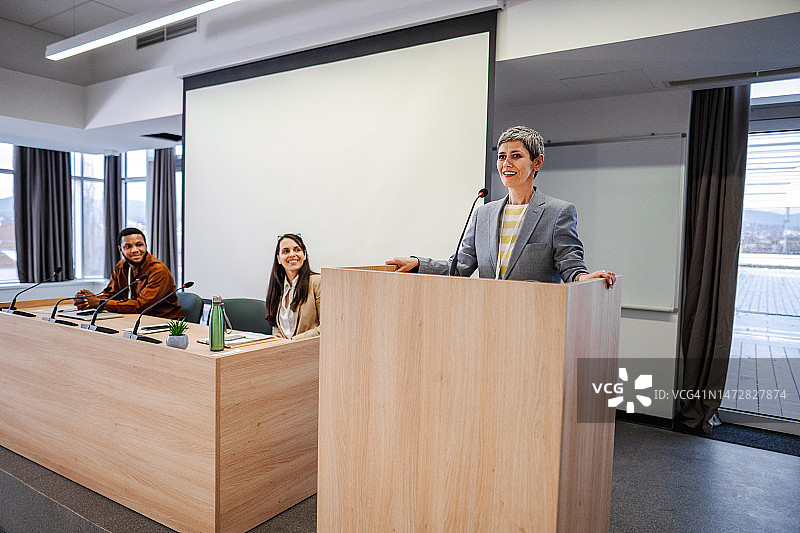 商业领袖向同事发表演讲图片素材