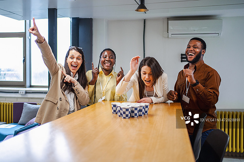 一群商务同事玩啤酒乒乓球图片素材