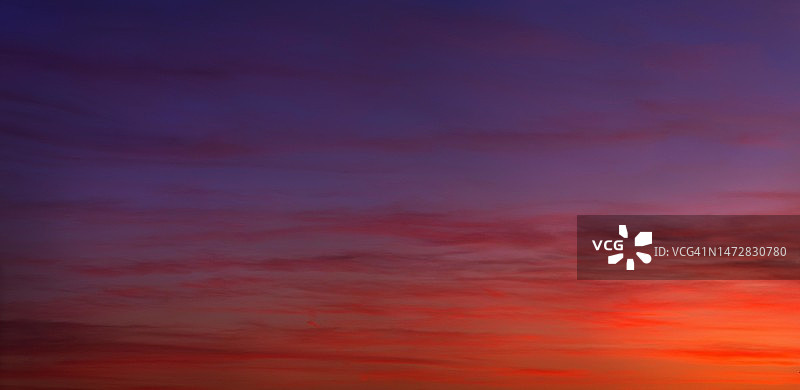 德国奥芬巴赫日落时的红蓝色天空图片素材