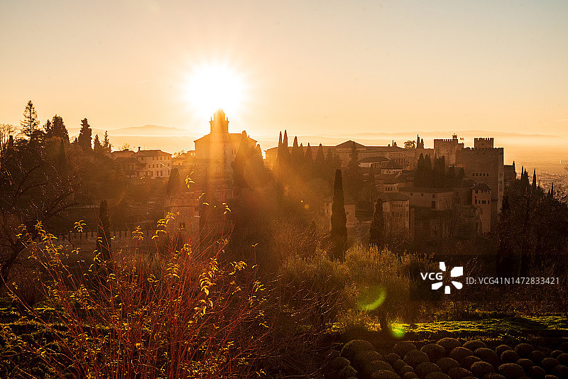 日落时分的格拉纳达阿罕布拉宫：联合国教科文组织世界遗产城市，西班牙格拉纳达图片素材