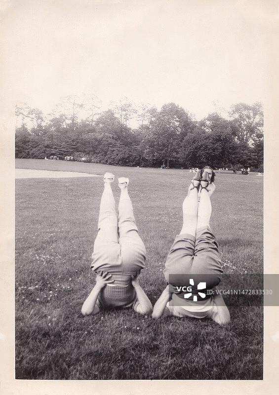 有趣的复古照片：朋友们的1950年代友谊合影，充满活力的姐妹背影图片素材