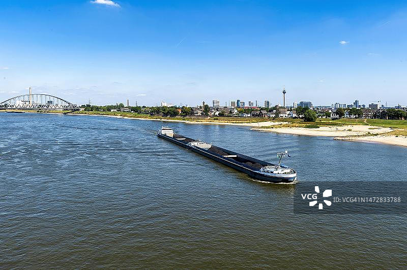 德国北莱茵-威斯特法伦州杜塞尔多夫莱茵河上的货船图片素材