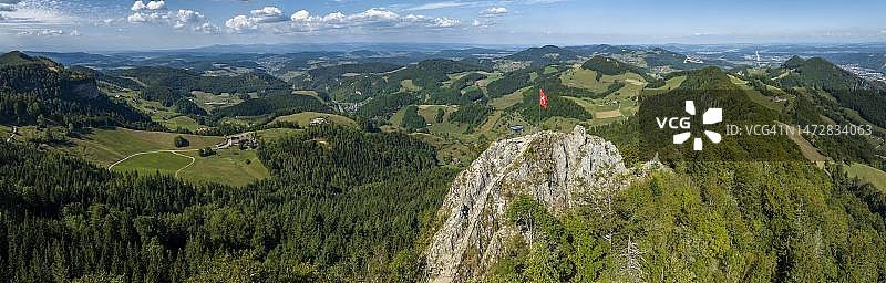 索洛图恩州汝拉山和黑森林前的贝尔兴夫卢赫无人机航拍，瑞士图片素材