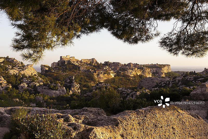 法国阿尔皮勒山莱博德普罗旺斯傍晚图片素材