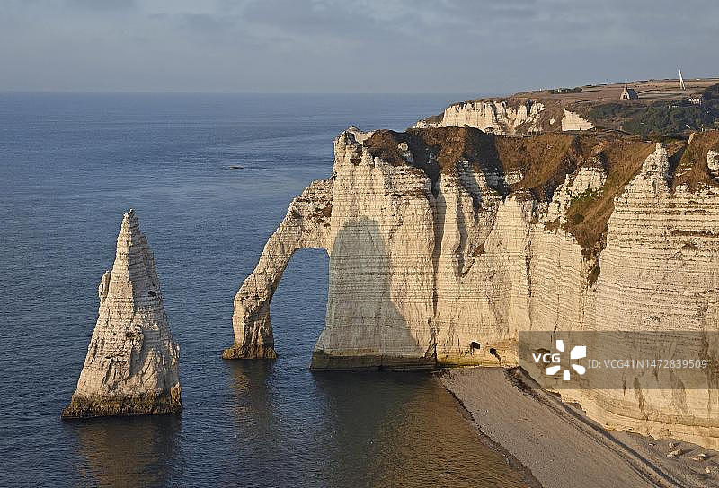 法国诺曼底阿瓦勒海滩的白垩悬崖、岩石针和阿瓦勒拱门图片素材
