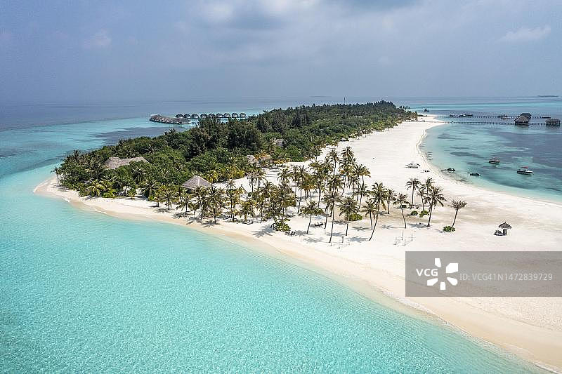 印度洋马尔代夫拉维亚尼环礁六善卡努呼拉岛度假村直升机视角，含海滩和水上小屋图片素材