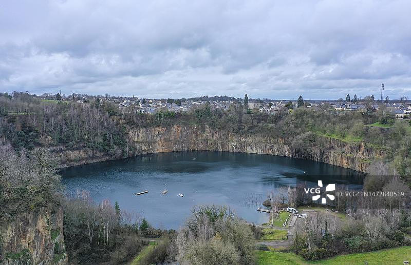 法国布列塔尼伊勒-维莱讷省富热尔采石场湖泊航拍图片素材