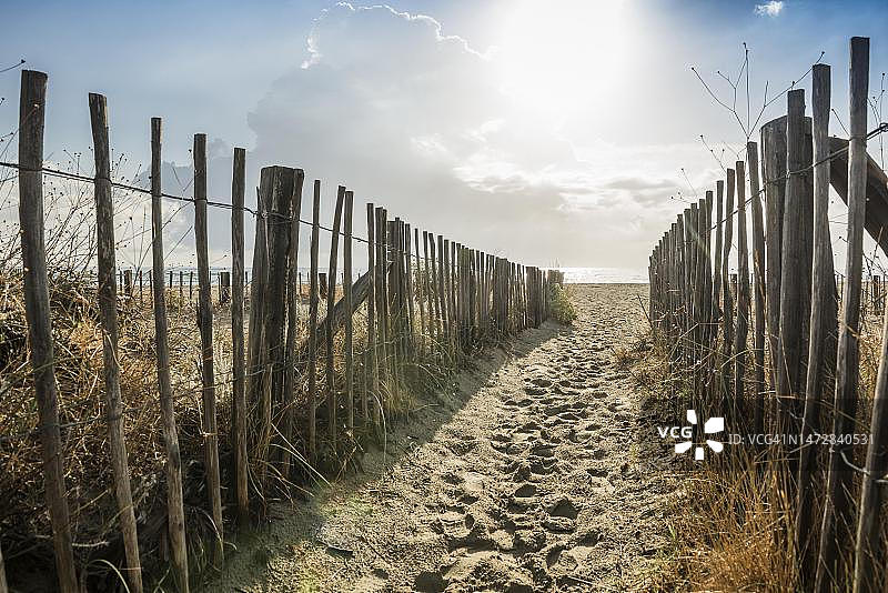 通往海滩的道路：法国科西嘉岛马拉纳图片素材