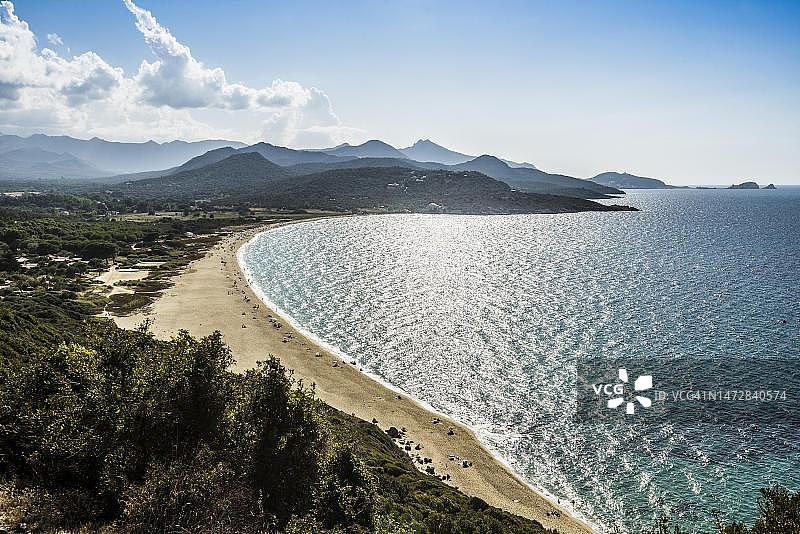 法国科西嘉岛Lozari海滩沙滩和山脉风光图片素材
