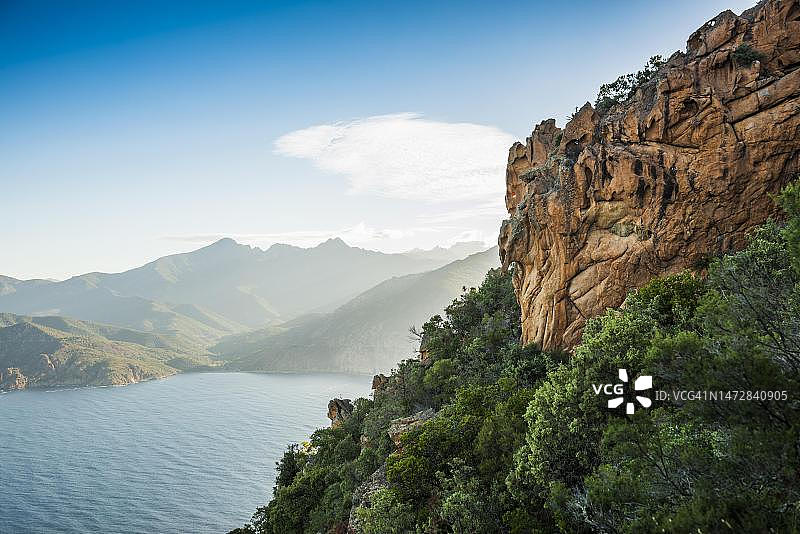 法国科西嘉岛波尔图海湾的红色花岗岩图片素材