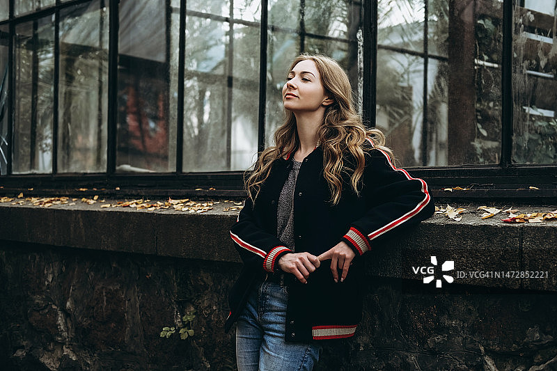 在热带橘园前的沉思年轻女子图片素材