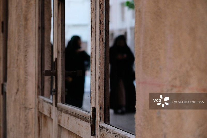 在迪拜戴尼卡布面罩的阿拉伯女性图片素材