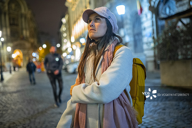 夜晚在城市里等朋友的女人图片素材