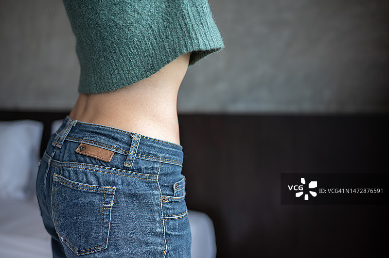 细腰女子特写。展示减肥效果的概念照片图片素材