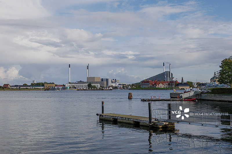 海滨城市景观与历史军舰背景图片素材