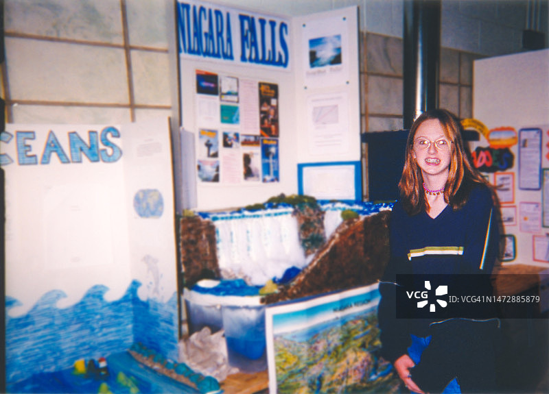 参加科学展览的中学生，穿着90年代风格的坦率青少年图片素材