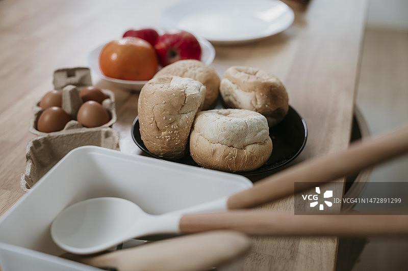 健康早餐食材：鸡蛋、面包和水果图片素材