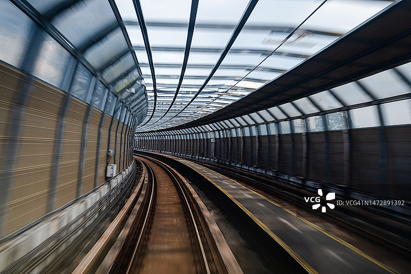 吉隆坡地铁列车上的模糊视角图片素材