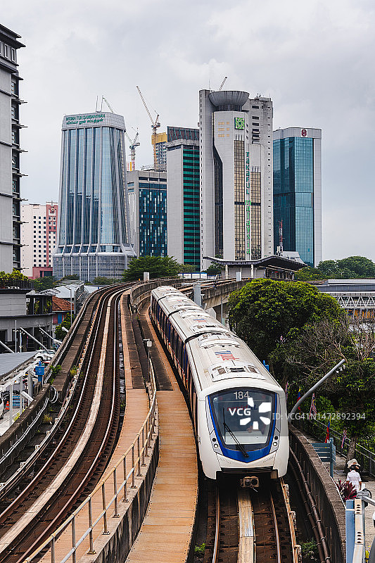 吉隆坡城市铁路轨道上的城市单轨列车图片素材