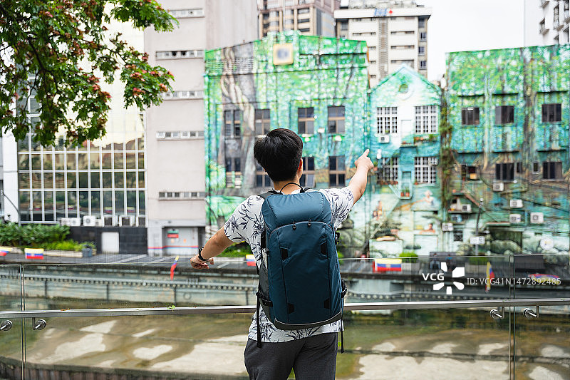 在吉隆坡旅行的亚洲背包客图片素材