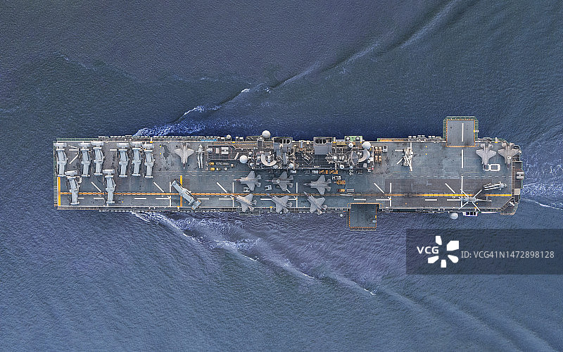 海上航行的战斗机航母航拍图片素材