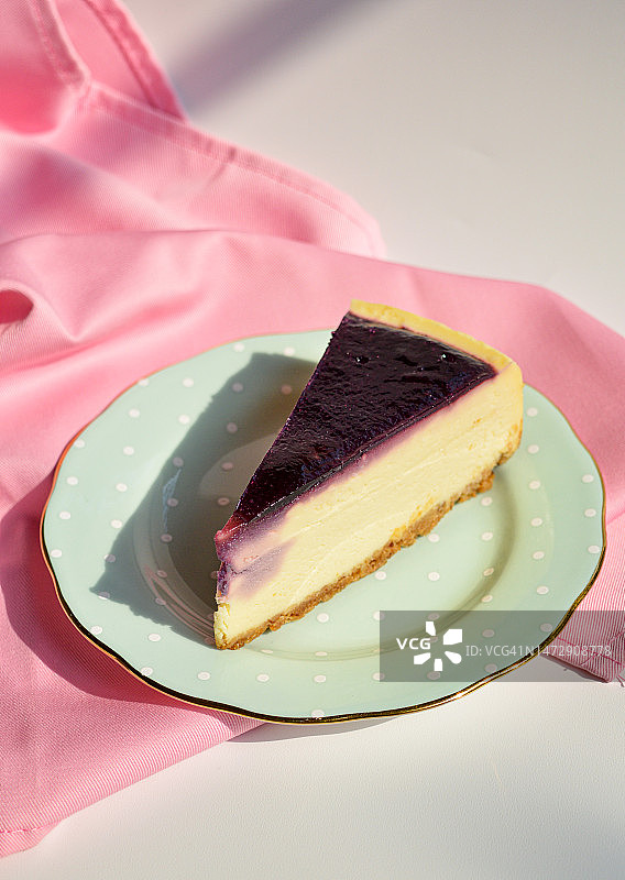 蓝莓乳酪蛋糕切片图片素材